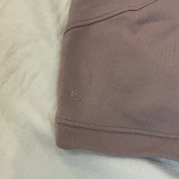 Lululemon Athletica Shorts | Size 6 | Mauve Colour | Pockets | Workout Shorts - Picture 4 of 5